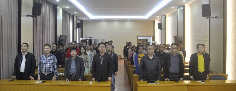 001在英武雄壮的国歌声中，整个党员职工起立致敬.jpg