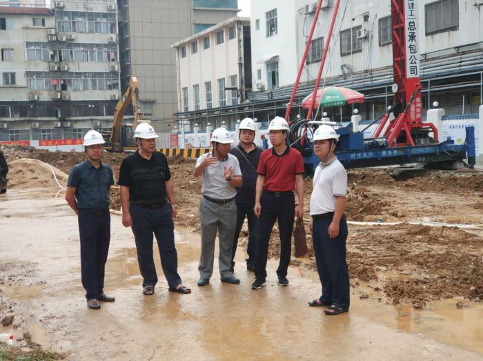 01公司党委书记、董事长陈祖训在施工现场参观.jpg