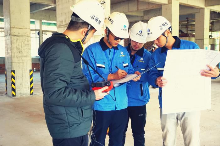 蔡仁辉（右一）参加现场质量测评工作，并虚心向前辈叨教质量技术节造知识。谢微旋 摄.jpg