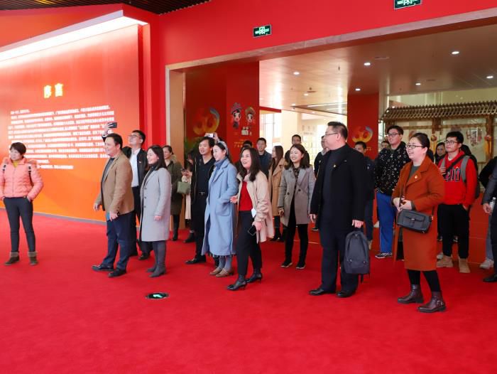 参观活动现场。郑诗宝 摄.jpg