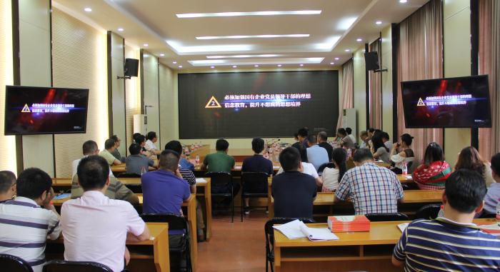 11旁观现场。韦文 摄700.JPG