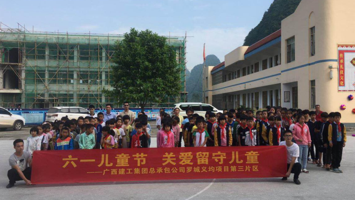 3与八联幼学的学生们合影留想。马国敏 摄700.png