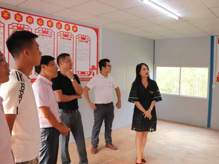 3参观党员活动室。 杨俊峰 摄700.jpg