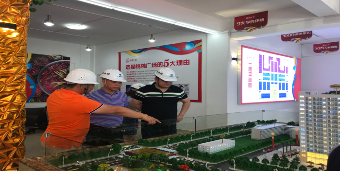 3参观现场。岑明伟 摄700.png