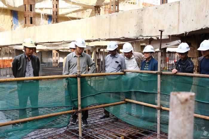 5.1陈祖训带队到二分公司自治区工业设计院危改项目查抄。张钊林 摄700.JPG