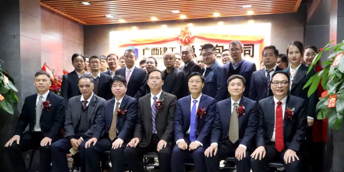 公司在家辅导与各单元代表合影留想。王威海 摄.jpg