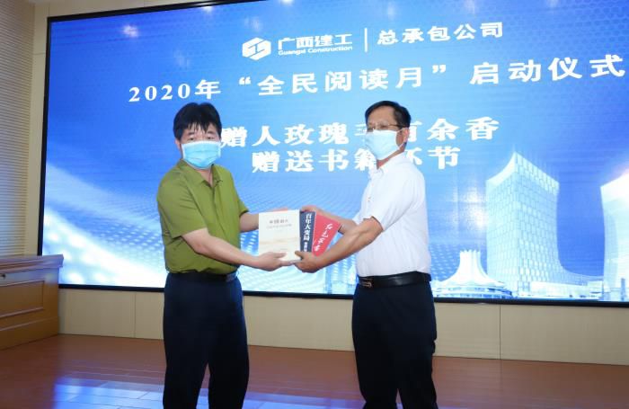 9.2赠书典礼。邓灿滨 摄700.JPG