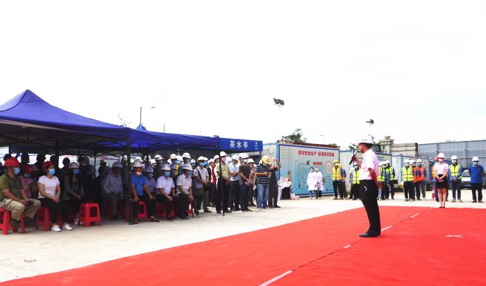 公司安全总监张强为演练进行点评。谢微旋 摄.jpg