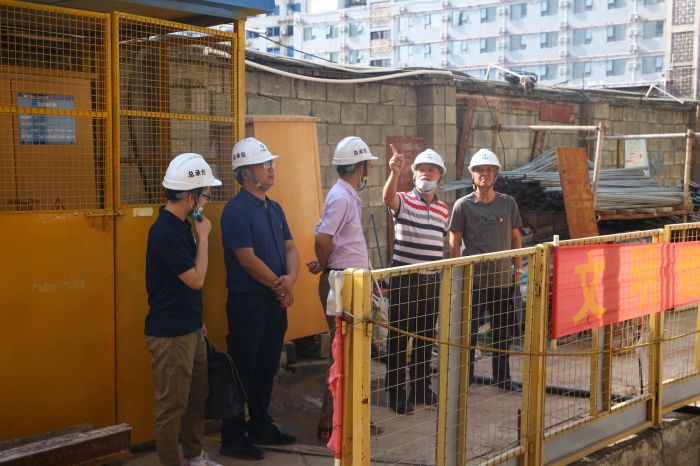 调研领导施工现场。张钊林 摄.jpg