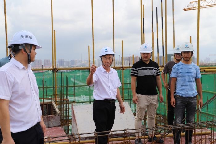 领导现场施工。侯建杰 摄.jpg
