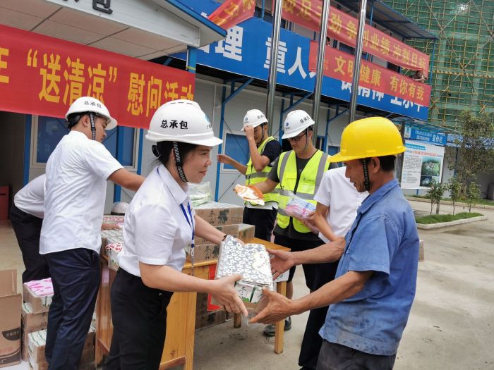 黄春玲给农夫工奉上清冷慰问品。 王瑾贞 摄.jpg