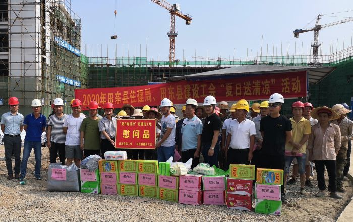 “送清冷”活动现场。 梁武益 摄.jpg