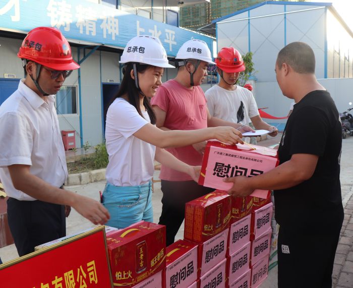 发放慰问品。 杨俊峰 摄.jpg