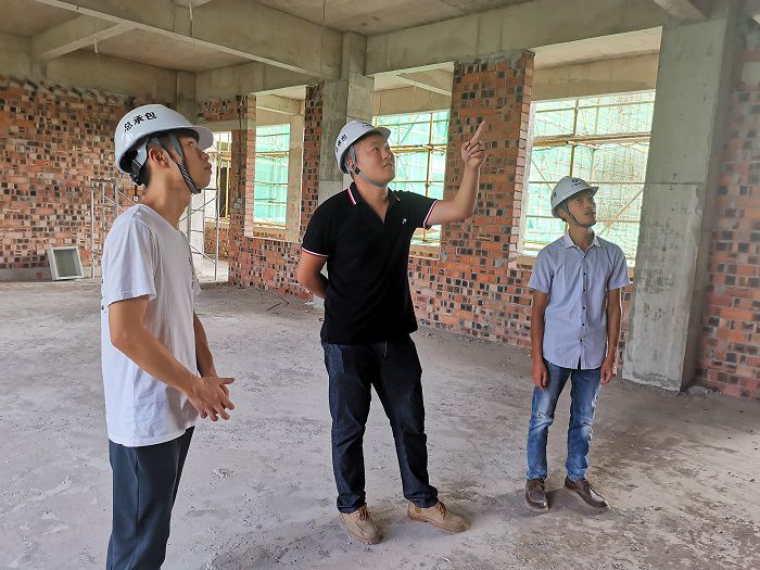 鲁立在现场领导工作。冯翔 摄.jpg