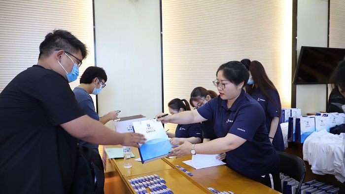 为新员工发放胸片、衣服等。李立云 摄.JPG