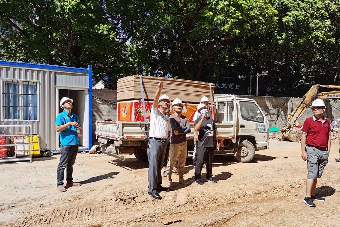 现场查看。陆大南 摄.jpg