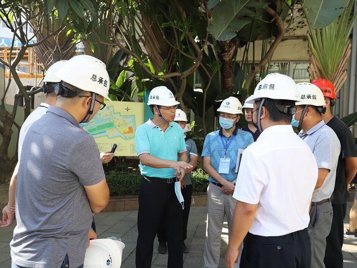 陈祖训询问项目进度。 李立云 摄.JPG