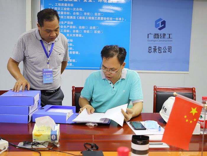 陈祖训查抄项目安全资料。 李立云 摄.JPG