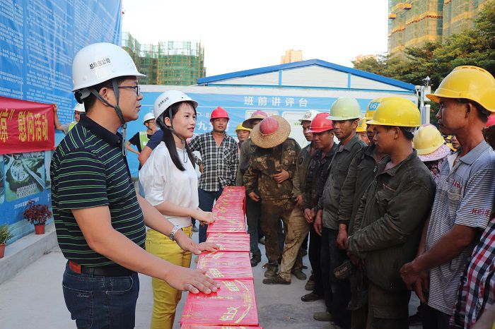梁思赫慰问农夫工。 唐霞 摄.JPG