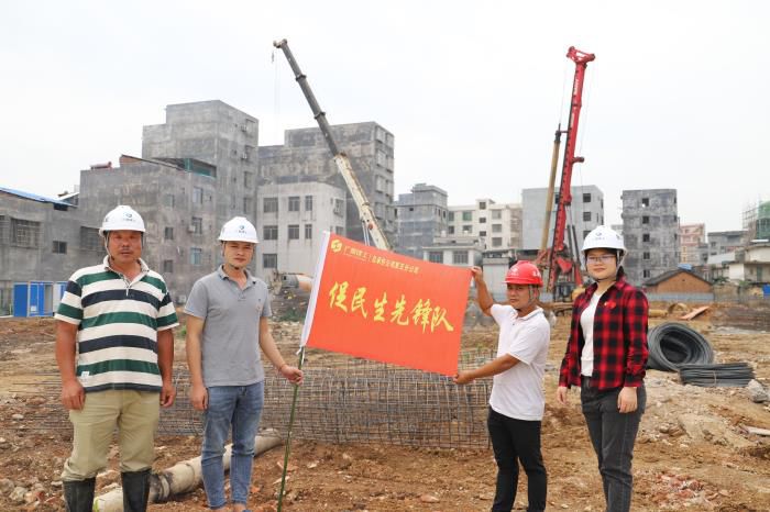 5.1授旗现场。侯健杰 摄 (2)700.JPG