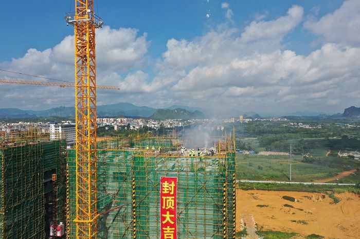 封顶照片。卢瑞阳 摄.JPG