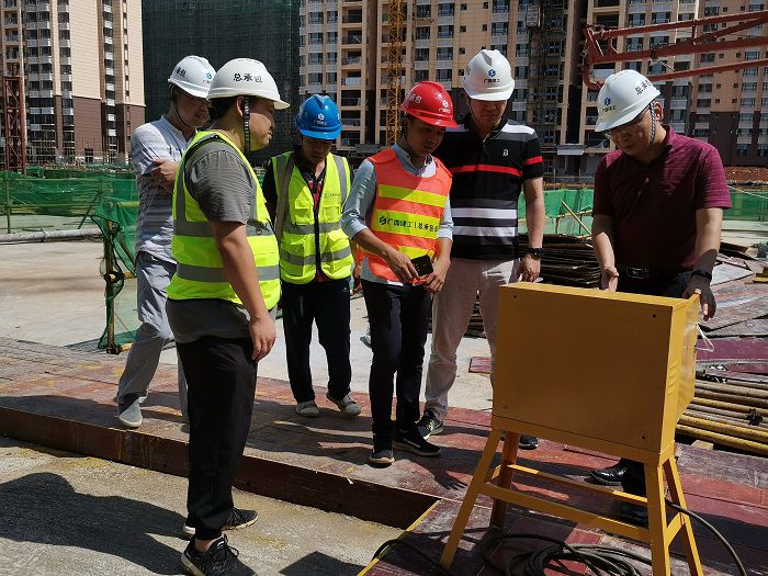 查抄楼层活动箱一时用电。 熊明未 摄.jpg