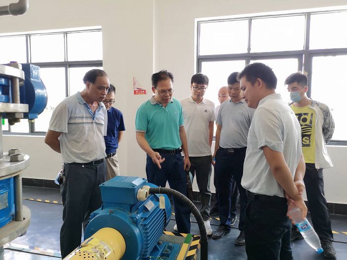 陈祖训在北海北郊水厂现场领导。江家兵摄.jpg