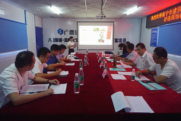 查抄组听取工作汇报。谢微旋 摄.JPG