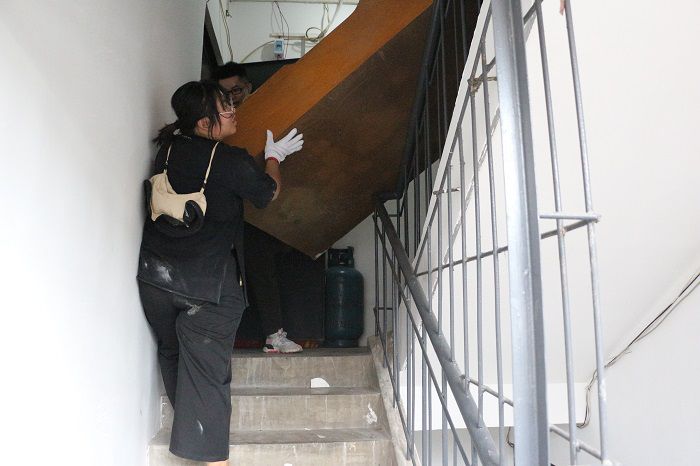 搬运杂物。刘萌萌 摄.JPG