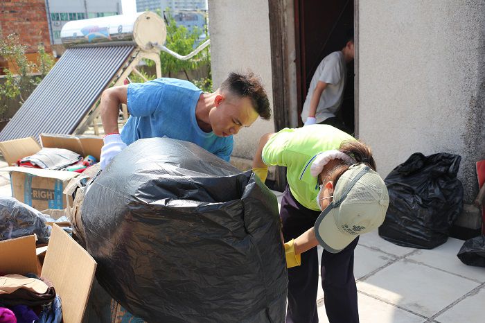 收运垃圾。刘萌萌 摄.JPG