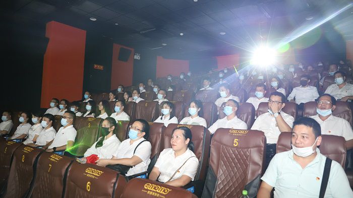 5号厅观影人员合影。邓灿滨 摄.JPG