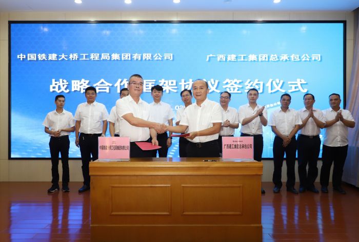 4双方签约。李立云 摄.jpg