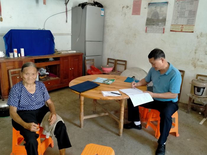 07张强到结队助扶穷困户家中走访.jpg