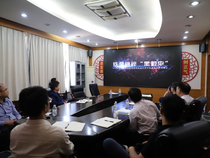 旁观警示教育片。韦文 摄.jpg