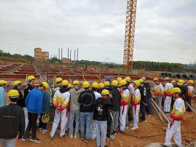 学生观摩进建现场。龙兆开 摄.jpg