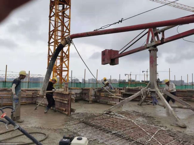 5 8#楼封顶施工现场。刘世威 摄.jpg