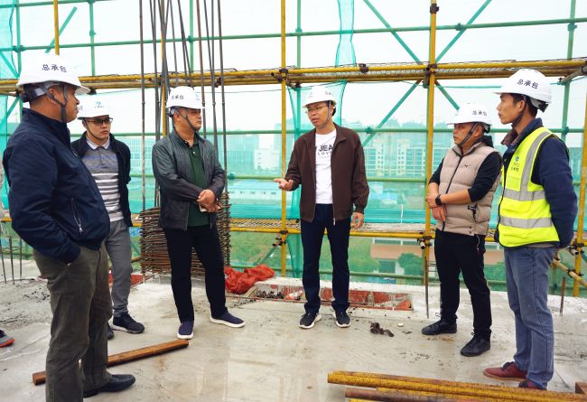 公司董事长、党委书记陈祖训深刻现场调研领导；瓶『 摄.jpg