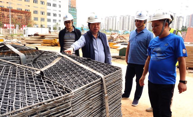 公司党委副书记、纪委书记、工会主席岑廷义深刻现场查看。谢微旋 摄.jpg