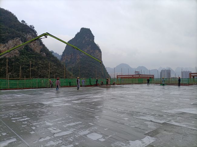 风雨操场食堂屋面层混凝土浇筑现场。陈志健 摄.jpg