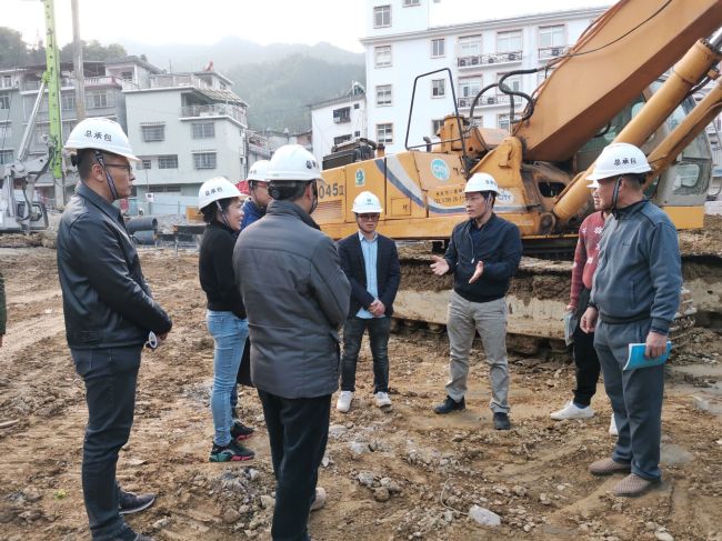 【曾总】到金秀民族幼学项目查抄；魄旄 摄.jpg