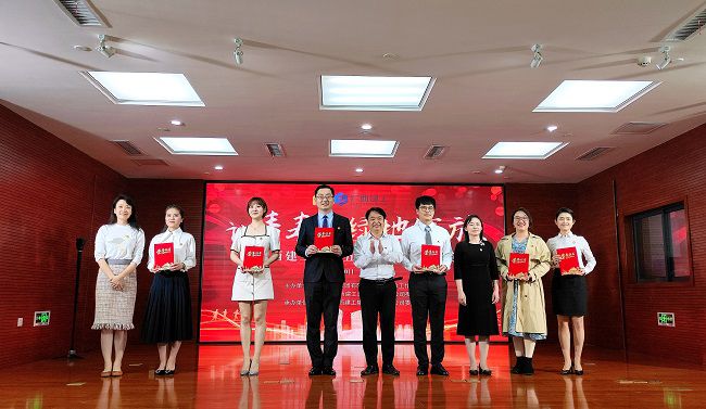 领奖现场。郑诗宝 摄（建图）.jpg