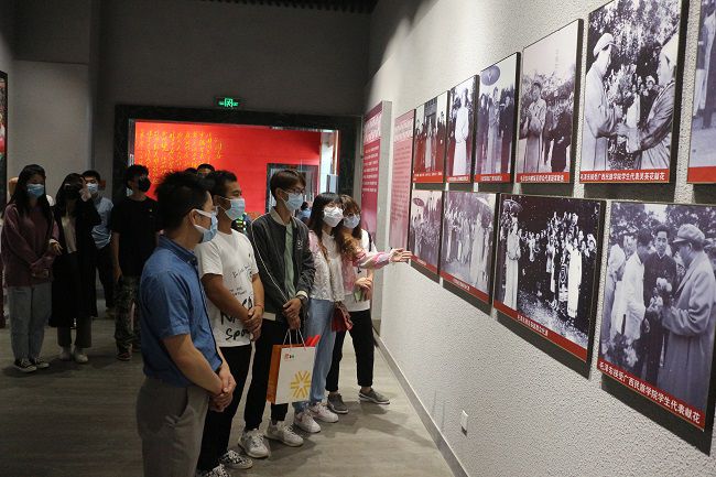 参观进建现场。张钊林 摄（建图）.jpg