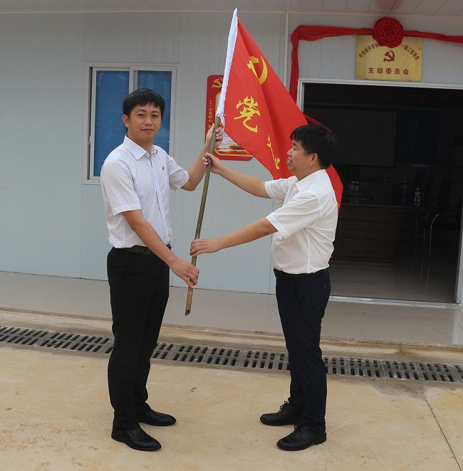 授旗典礼。张钊林 摄（建图）.jpg