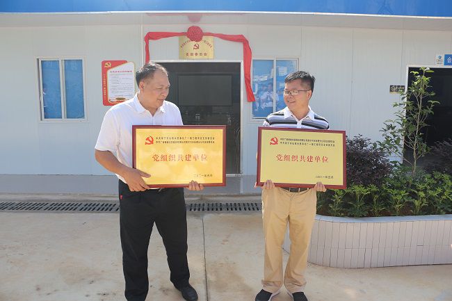 互赠牌匾。张钊林 摄（建图）.jpg