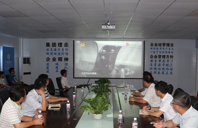 主题党日活动观影现场。张钊林 摄（建图）.jpg