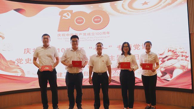 赠送政治生日贺卡合影。卢勤 摄（建图）.jpg