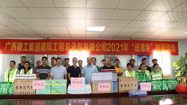 合影。杨钰 摄（建图）.jpg