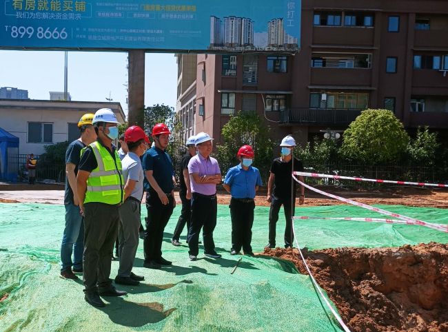 1刘涛（右三）在项目现场调研。蔡淑萍 摄（原图）.jpg