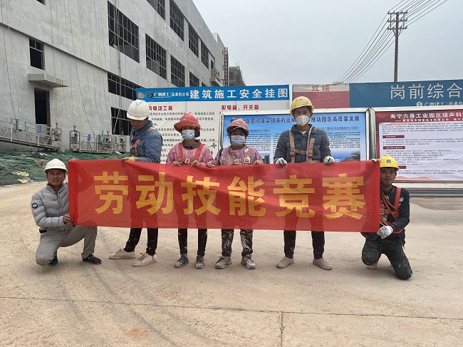 表墙涂料组合影。廖之锭 摄（建图）.jpg