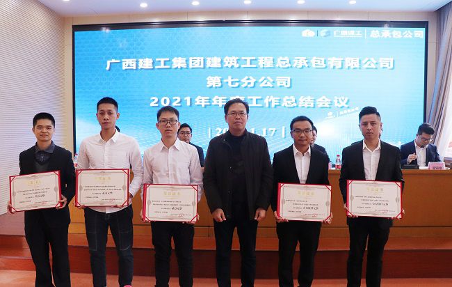 陈祖训为获奖职工宣告证书。周煜川 摄（建图）.jpg